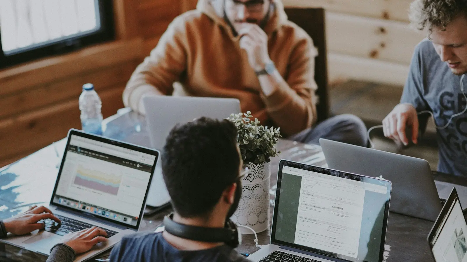 Équipe au travail dans une entreprise québécoise
