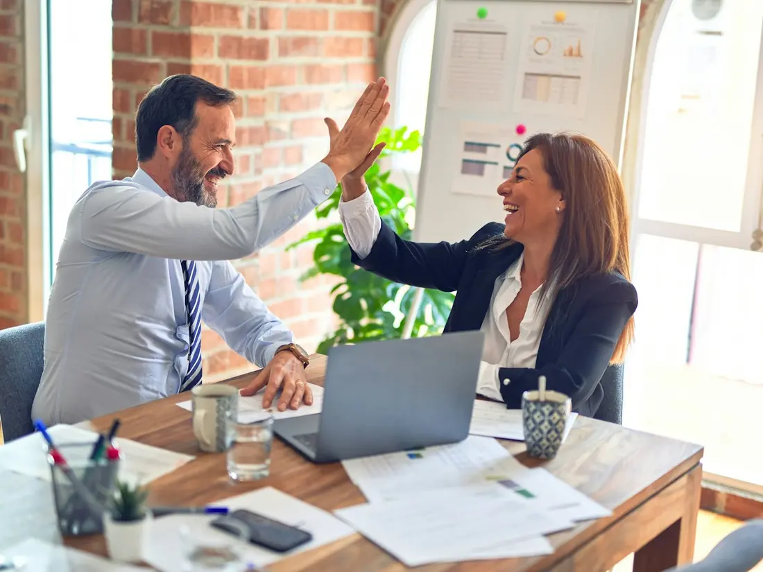 Poignée de main entre un employeur et un conseiller en recrutement